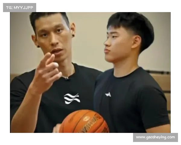 林书豪担任导师亲自指导小学员训练 赵维伦现身助阵助力成长 林书豪担任导师亲自指导小学员训练 赵维伦现身助阵助力成长